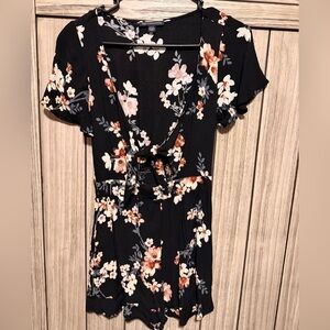 ✨ American Eagle Floral Romper – Size Small ✨